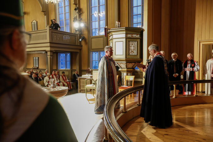 I vigslingsgudstjenester er det preses Olav Fykse Tveit som vigsler den nye biskopen til tjenesten. Foto: Rune Stoltz Bertinussen / NTB
